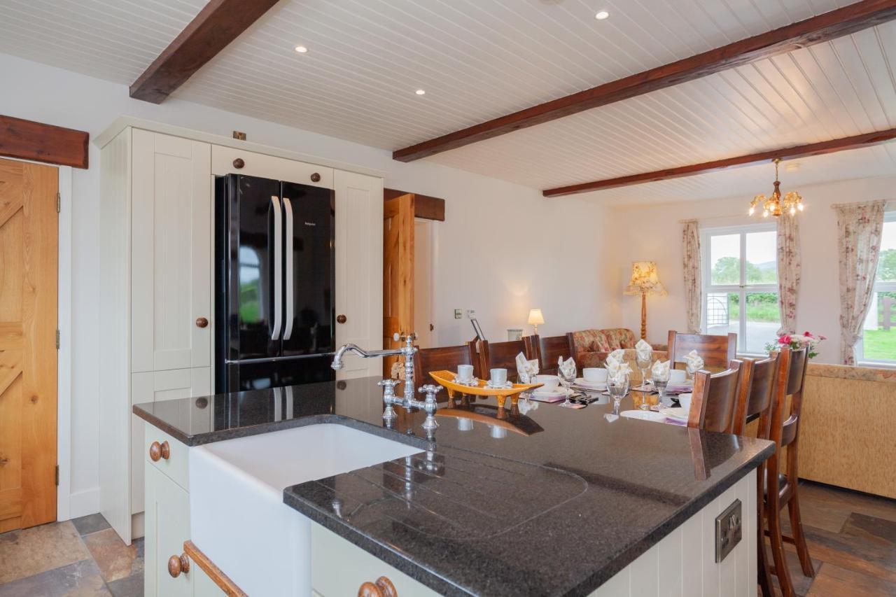 Beautiful Mountain Views & Private Hot Tub Villa Kilcoo Exterior photo